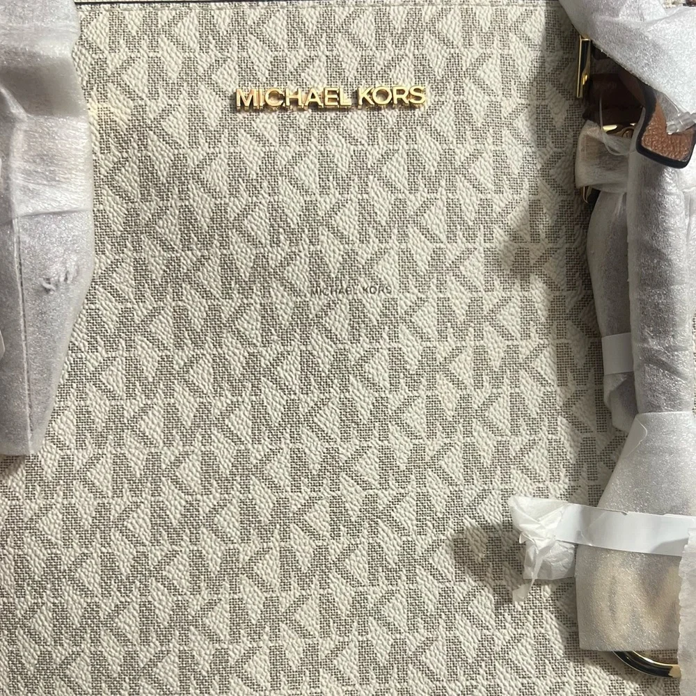 Michael Kors Charlotte Vanilla Logo Large Tote Bag Purse Jet Set New - Picture 7 of 9